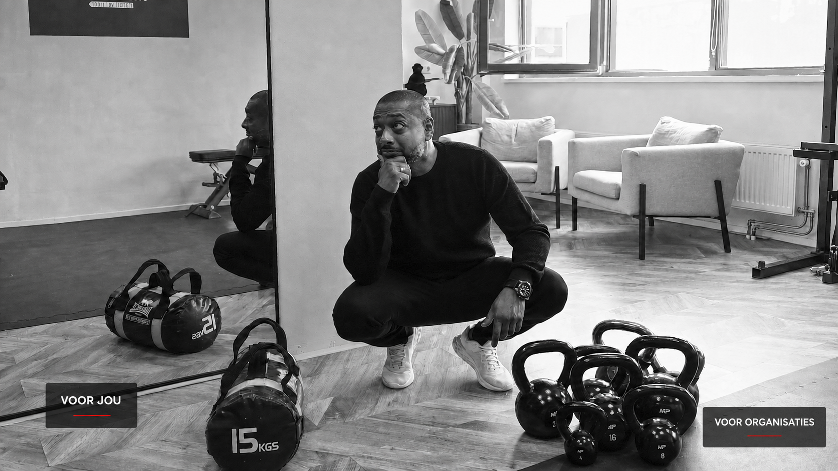 Vinod gehurkt in de studio tussen kettlebells en sandbags, met links de aanduiding voor jou en rechts voor organisaties